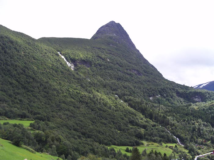 waterfall-geiranger